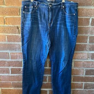 Levi straight leg jeans. EUC. Size 16. W33 L32